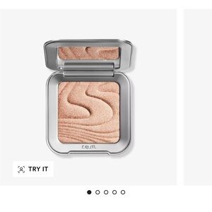 r.e.m. Beauty Highlighter in Radiant Gold
